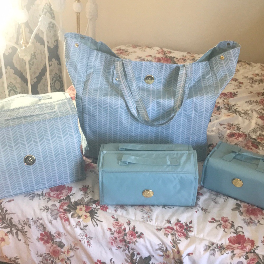 Powder blue large chevron tote w/makeup cases!